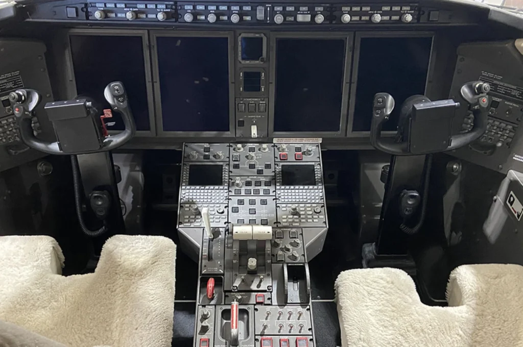 Bombardier Challenger 300 قمرة القيادة