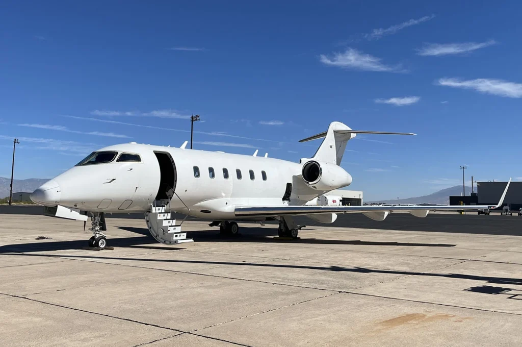 Bombardier Challenger 300 خارجي ٢