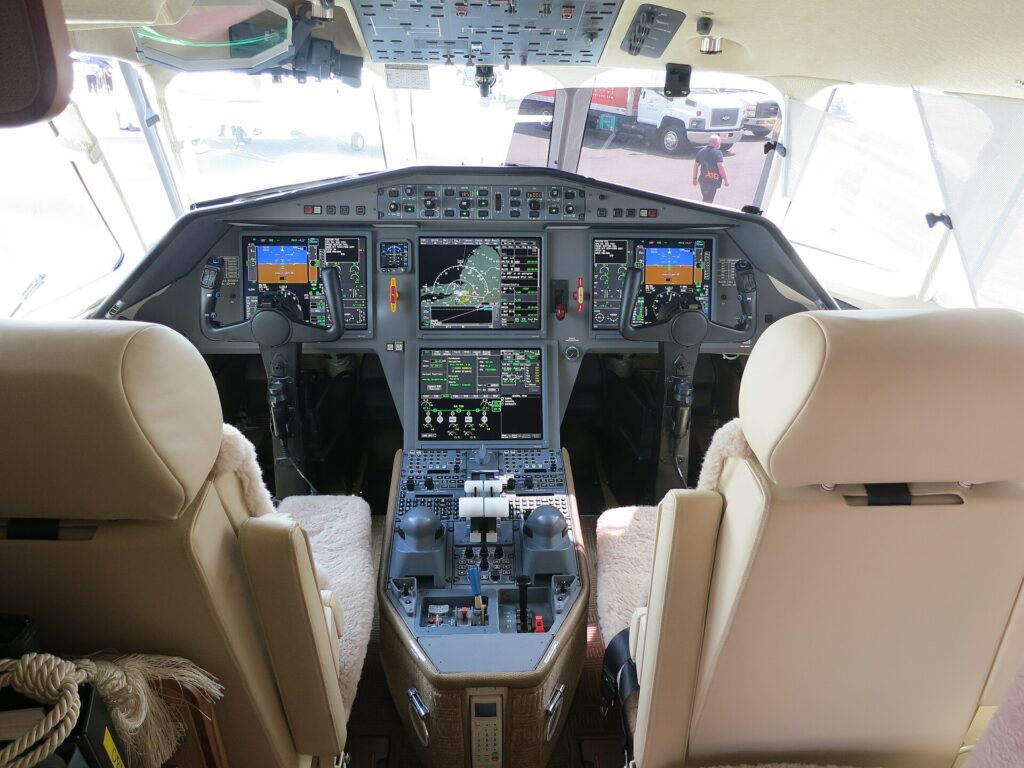 Dassault Falcon 2000LXS قمرة القيادة