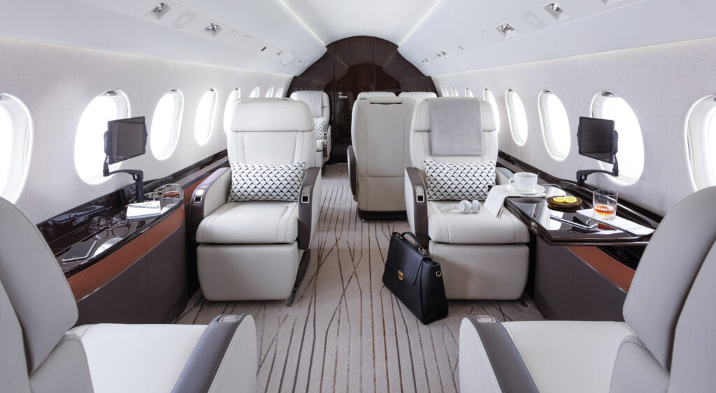 Dassault Falcon 2000LXS كابينة