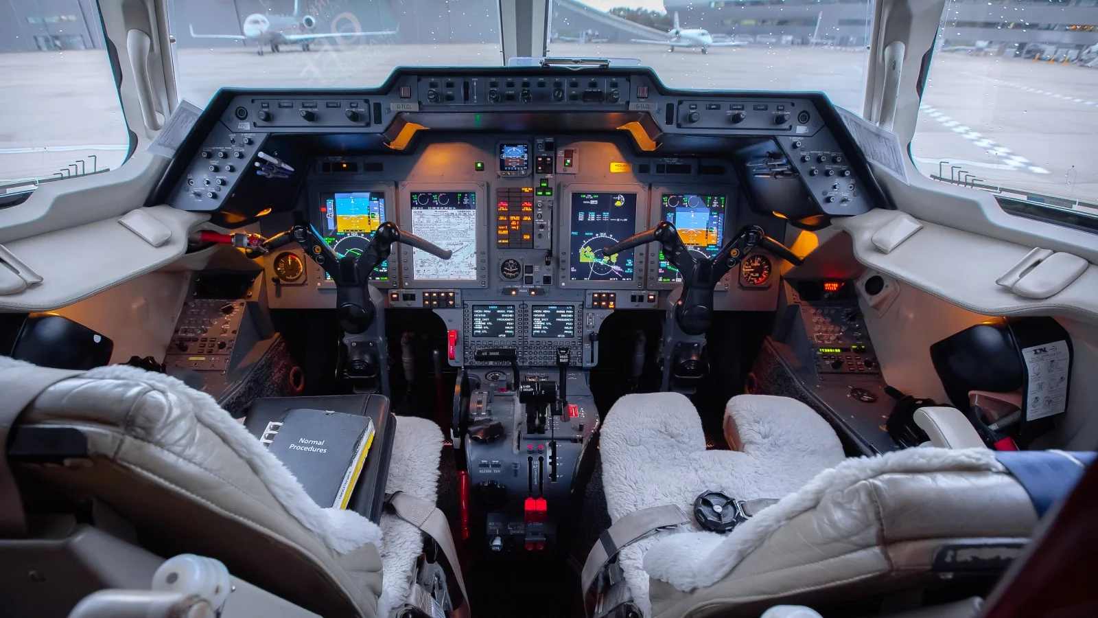 قمرة قيادة طائرة Hawker 800XP الخاصة