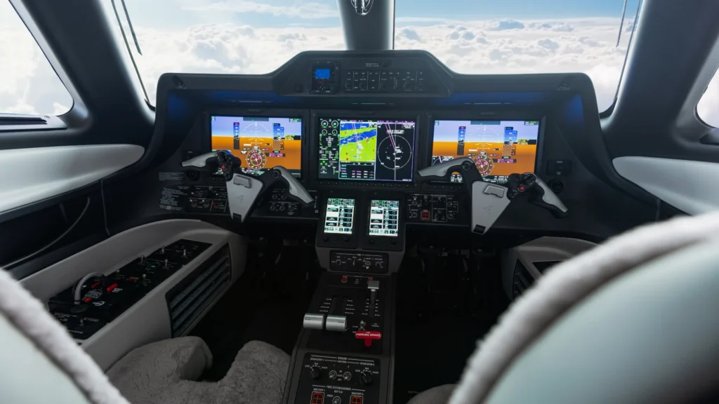 Embraer Phenom 300 قمرة القيادة